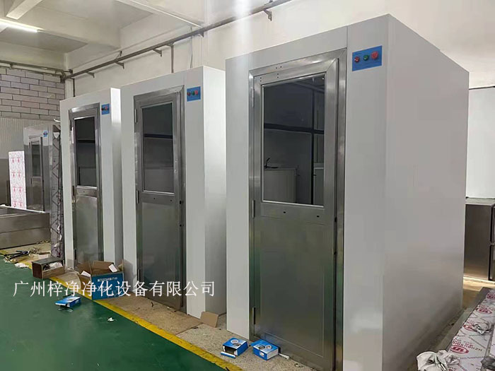 空氣吹淋室原理空氣通過初效過濾器由過濾后，再經(jīng)風淋室高壓風機將其壓入風淋室的靜壓箱內(nèi)，經(jīng)高效過濾器H13過濾后的潔凈氣流由可旋轉(zhuǎn)噴嘴從各個方向噴射至人身上，從而有效而迅速的清除塵埃粒子。